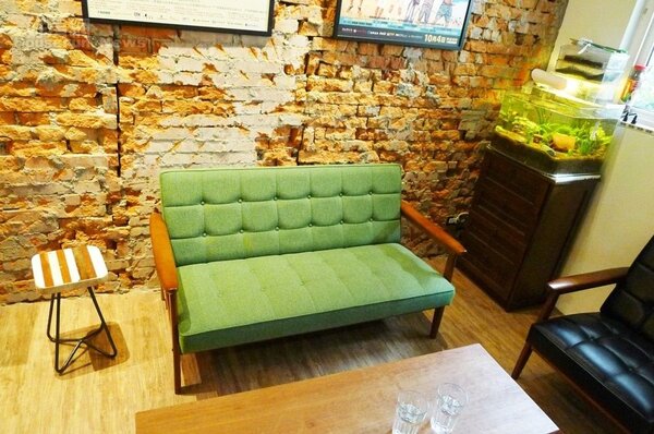 4.復古的綠色沙發要價五萬元。
