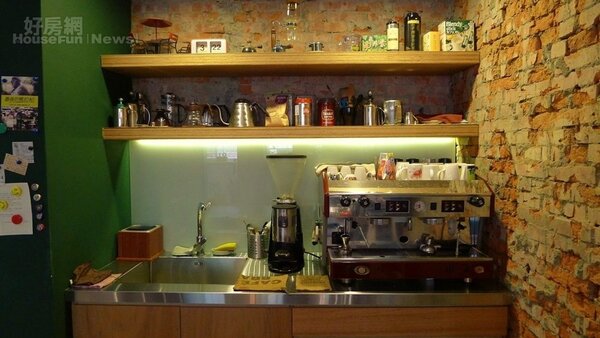2.流理台上的蒸汽式咖啡機要價十幾萬元。

