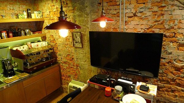 3.紅磚牆、工業燈加上木頭的餐桌頗有復古風。