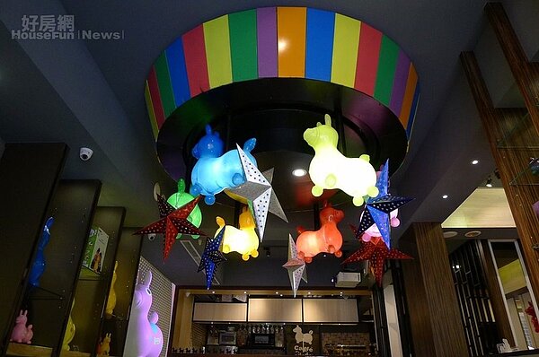 6.整點報時的旋轉木馬每轉一次,辦公室就會振動一下。