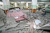 廢水池作怪？　大樓地下停車場　氣爆地裂
