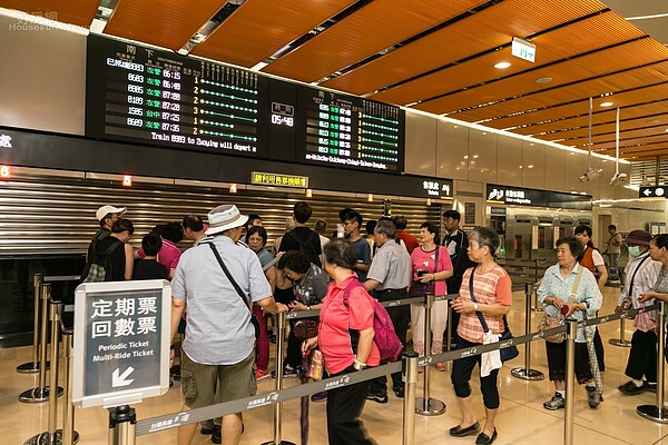 有許多上班族會為了房價選擇通勤,不過遠距離通勤的民眾卻大嘆「受不了了!」(好房網News記者張聖奕/攝)