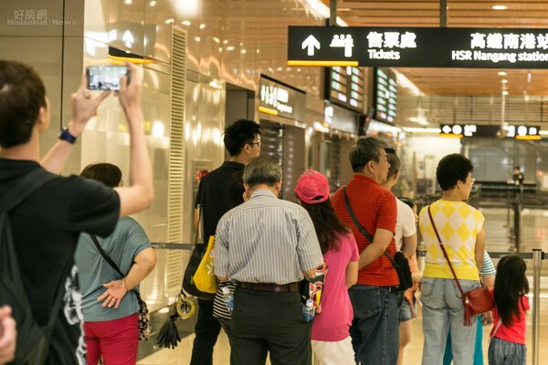一早還沒五點半，高鐵南港站就已經有許多旅客等待開閘搭乘首班南港發車的高鐵列車。（好房網News記者張聖奕／攝）