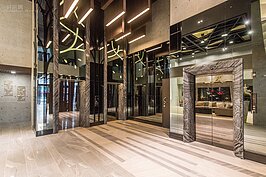 門禁保全
1. 中央BA環控：1F管理中心彩色影視對講防盜主機、管理對講總機、彩色影視對講大門口機、彩色影視對講門口子機、水箱微動開關、清/污水池液位、污廢水泵浦、感應式讀卡機管制
2. 閉路監視系統：公共空間共多達64支監視器，可紀錄14天的影像
3. 對講系統：管理總機對各戶影像對講、主/次臥室緊急求救、大門/車道影像對講