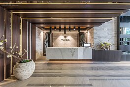 櫃檯服務人員與特勤保全主要工作：
1. 進出所有人員門禁管制，以維護社區及大樓安全。
2. 24小時監看中央監控設備。
3. 日間常態性定時安全巡檢勤務。
4. 災變事故處理。
5. 日間駐點式停車場管理與交通指揮。
6. 社區住戶成員與來訪貴賓的禮賓接待。
