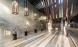 公設比佔30.89%，扣除社區獨立車道，其餘1樓空間為社區公設，項目包含：挑高達7.2米迎賓大廳、商務會議區與複層圖書閱覧區並採用可全開式觀景落地窗連接社區中庭花園，更要提及的是在建築物最具價值的360度環景屋冠層以雙樓層規劃：空中環狀散步道、多處觀景休閑空間、長庚生技無邊際觀景池、體適能健身空間⋯⋯等。