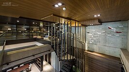 屋突層＝R1層：SKY環景散步區、觀景休憩區、室內交誼廳，R2層：Sky Pool無邊際觀景池、體適能健身房、運動交誼吧。