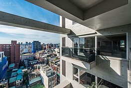 門窗部分：
A. 玄關門：全鑄式防火鋼木門。
B. YKK AP高水密氣密窗：
C. 雙層膠合LOW－E玻璃：室內窗＝5+5㎜（約1.1㎝）＆6+6㎜（約1.3㎝），落地窗＝8+8㎜（約1.7㎝）。