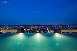 本案的景觀池十分漂亮，可觀看桃園市的美麗夜景