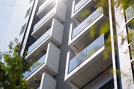 結構部分：現行法規在結構的要求己足夠信任鋼筋不會減量了，但是混凝土的規範並不足以滿足要求！「中正虹庭」採用台泥HFC高流度混凝土澆製，全棟4,000PSI以上標準。降低漏水機會。