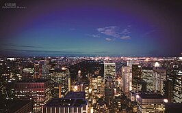 桃園市中正路集結了行政中樞、文教藝術、多捷鐵道商廈，擁有與日本大阪市阿倍野同調的商捷複合式街區風景，引領桃園一百廿年來的興盛文明。眾多富商在這裡發跡，繼之富藏三代，中正路不僅改寫了桃園市心視野角度，更造就一座登峰造極的璀璨城市。