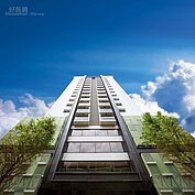 桃園中正多捷鐵道商圈，有座以極光琉璃炫彩光束裝飾的建築，華麗的外表已成為此區住宅新地標；更用高達1,043支鋼軌樁與ccp植樁工法，深植岩盤18米，耐震程度可達5.0，內外兼顧的用心讓人驚嘆連連。