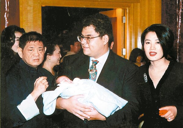 欠稅大戶黃若谷（中）與已故父親黃任中（左）。 報系資料照