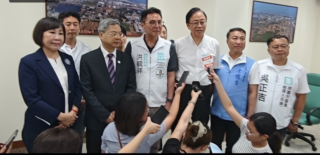 桃園市長張善政(右三)昨出席立法院經濟委員會的座談會,請中央協助放寬電力規定,讓桃園推動算力中心。記者鄭國樑/攝影