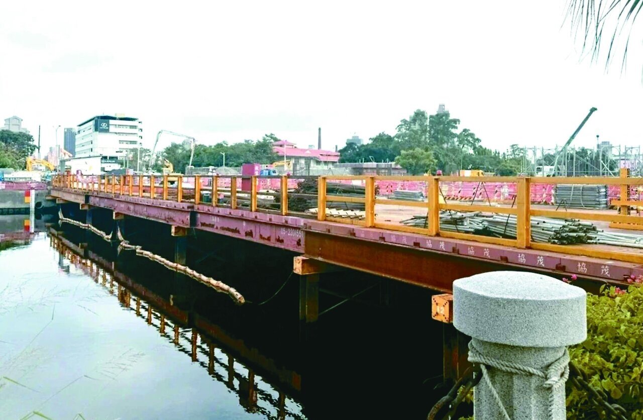 高雄市轄管全市九九七座車行橋梁中,有百分之十八、一八三座橋梁使用超過四十年,甚至有二八五座橋梁經交通部調查為「橋齡不詳」,被質疑橋梁結構安全有隱憂。記者宋原彰/攝影