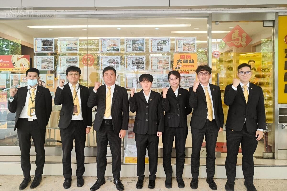 在永慶房屋劉芸榛(左四)不僅20多歲就年收破百，更因此拓寬人生視野。圖／永慶房產集團提供
