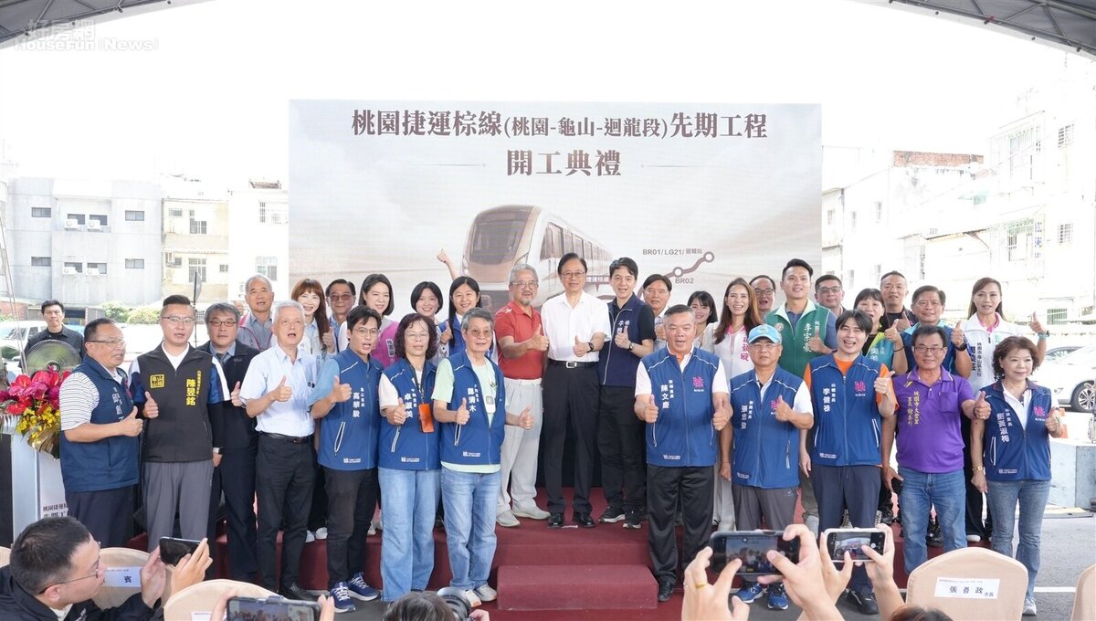 桃園市長張善政與貴賓里長於桃園捷運棕線先期工程動工合照。圖／桃園捷運工程局。
