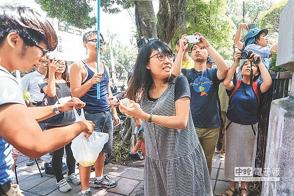 政大學生高若想突然從王淑娟後面偷襲。(鄧博仁攝)