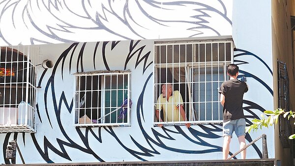 鐵窗。 記者蔡容喬/攝影