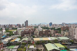 雨農映翠位於陽明山下，周遭是早期情報局的官舍，至於雨農路則是為了紀念我國歷史上赫赫有名的情報頭子戴笠（字雨農）所命名。因此建案本身周遭都是低矮的舊公寓或者是獨棟的老屋宅。