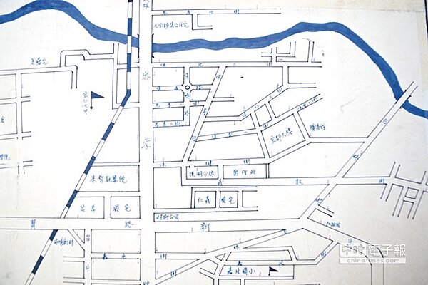 它是由退休隊員許榮森約20年前手繪的轄區水源分布圖,事過境遷,部分機關已不在原處。(陳俞霈攝)