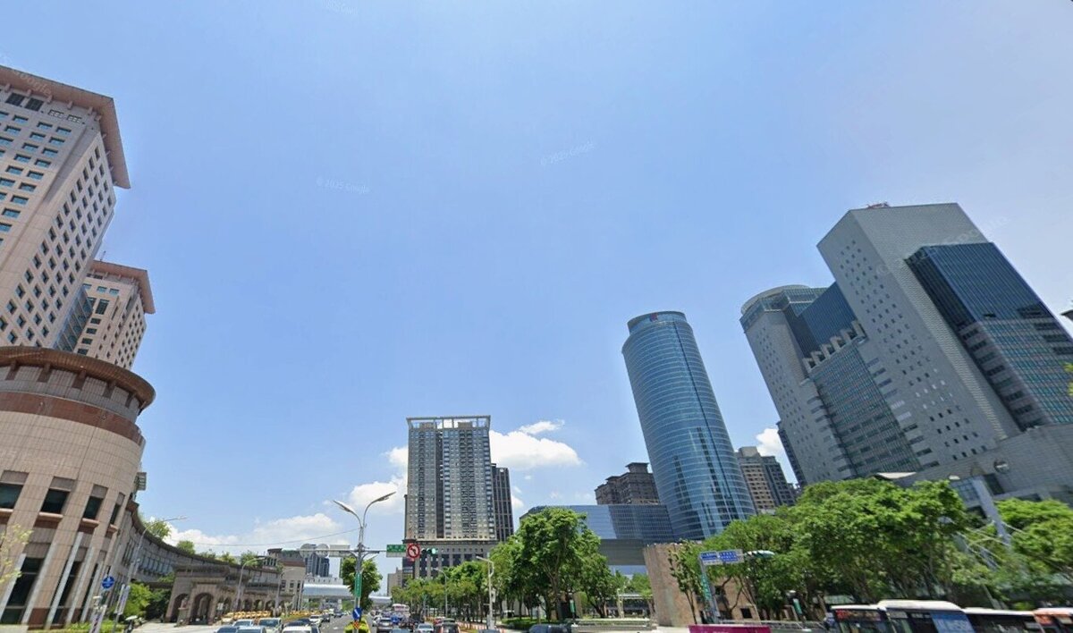 板橋區兼具新北市行政中心與交通樞紐地位，不僅擁有三鐵共構優勢，更匯聚11所國中，生活機能成熟，向來是新北市重要的文教與交通核心。圖／Google Maps