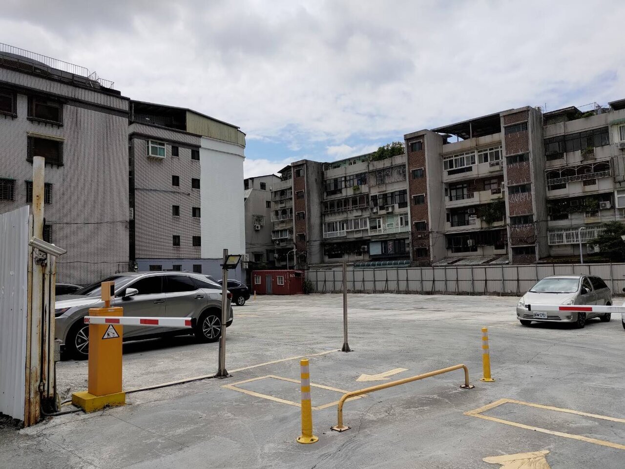 基泰大直案發生至今將滿三年,現建商基泰已將基地鋪上水泥,基地內有車輛停放,儘管設置有進場閘門,但沒有通電。記者林麗玉/攝影