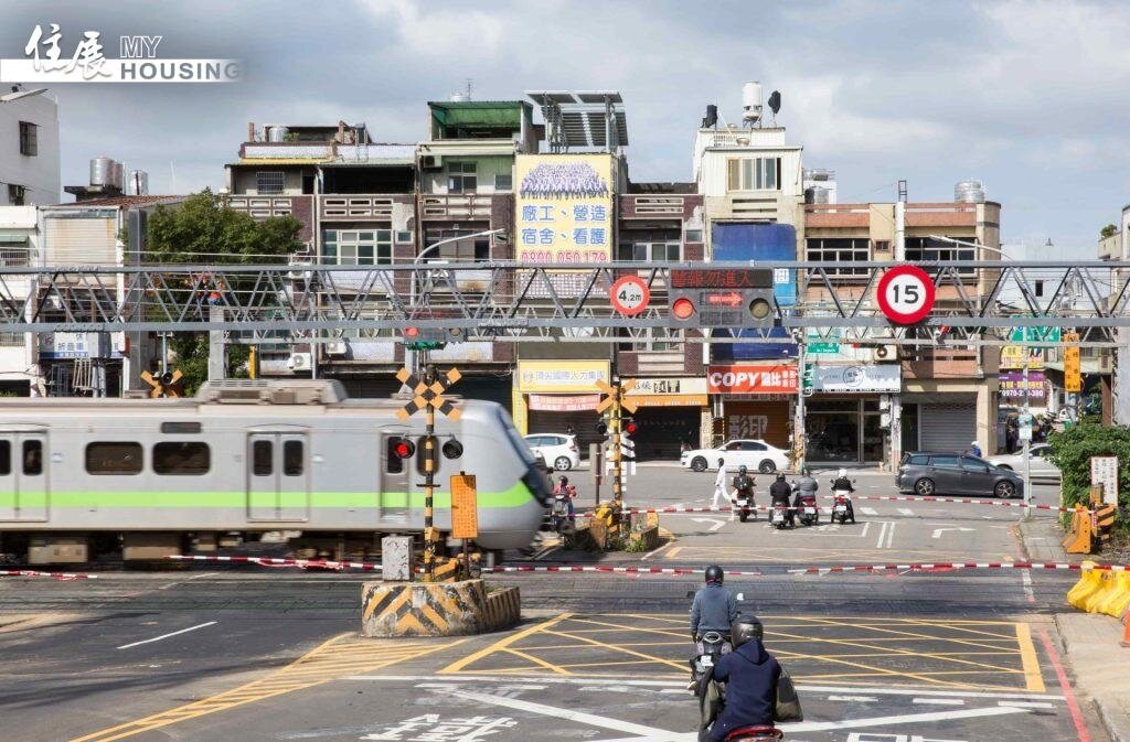 過去鐵路在地上時，大家都認為是嫌惡設施，但移至地下之後，變成一整排的綠園道，房價表現預期將完全不同。圖為中壢平交道