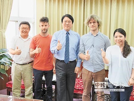 英國建築設計團隊ASSEMBLE昨日其中2位成員Anthony(左二)與James(右二)抵達基隆拜訪市長林右昌(中),分享改造老舊都市的經驗。(黃靖惠攝)