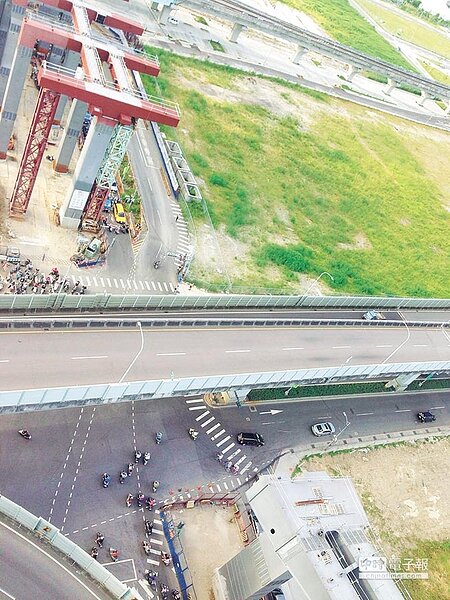 配合捷運環狀線CF660B區段標吊裝鋼梁工程,新北大道路口將在9日及23日從凌晨0點到夜間12點封閉24小時。(葉德正翻攝)