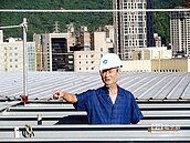 防強颱　趙藤雄爬上大巨蛋