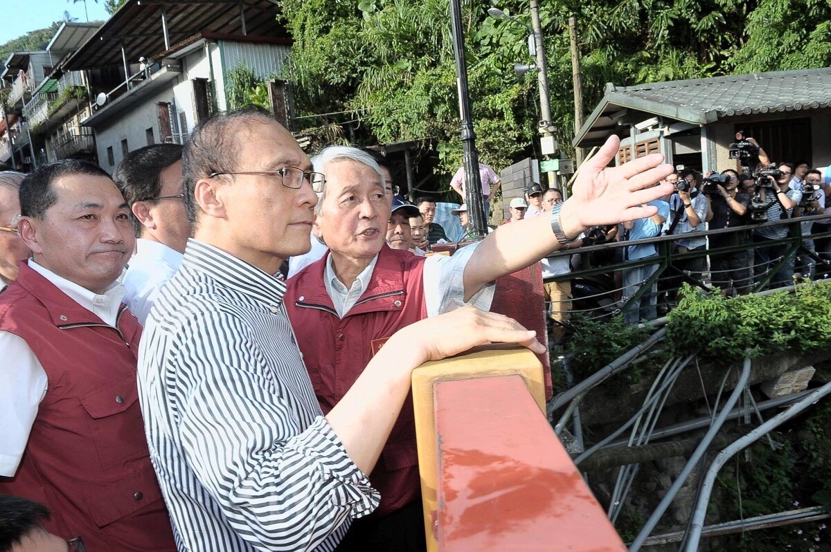 強颱尼伯特來襲,行政院長林全視察烏來(圖/摘自行政院臉書)