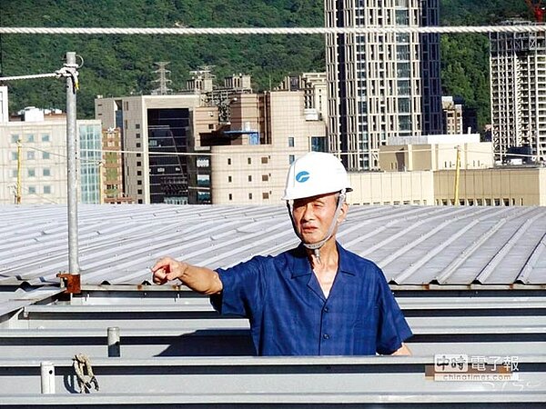 強颱將來襲，遠雄集團董事長趙藤雄昨天到大巨蛋工地視察準備情況，也表達全力支持工程團隊。　 圖／遠雄集團提供