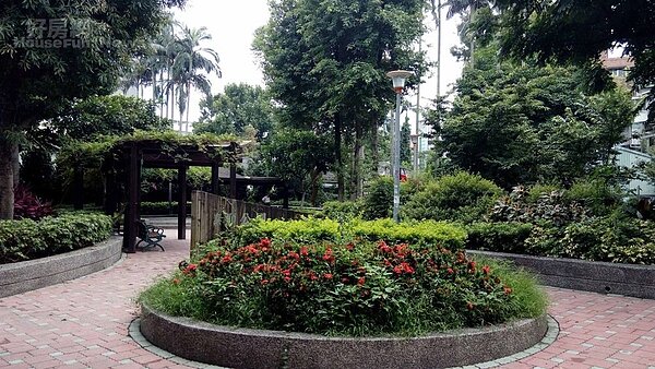 5.泰順公園腹地大,花草樹木林立,是附近住戶休閒的好去處。