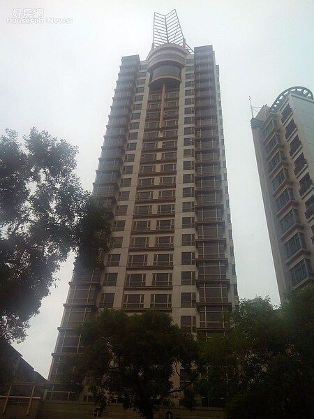 8.「百達富麗」樓高28層,遠望相當高聳氣派。