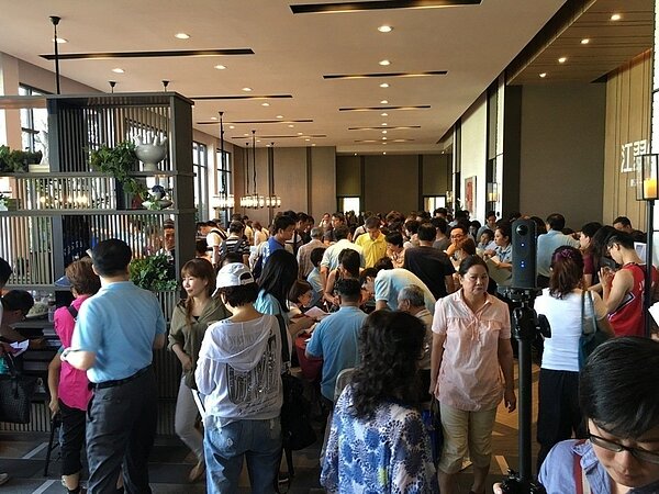 板橋江翠one開價四字頭,吸引看屋人潮。 圖/業者提供