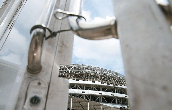 台北大巨蛋面臨強颱尼伯特與北市府終止契約的雙重威脅,天空上颱風外圍詭譎多變的雲層,更映照著大巨蛋命運未卜。 記者林俊良/攝影