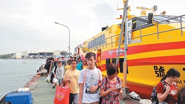 上午8點30分第一艘交通客船載遊客返回東港。 記者蔣繼平／攝影