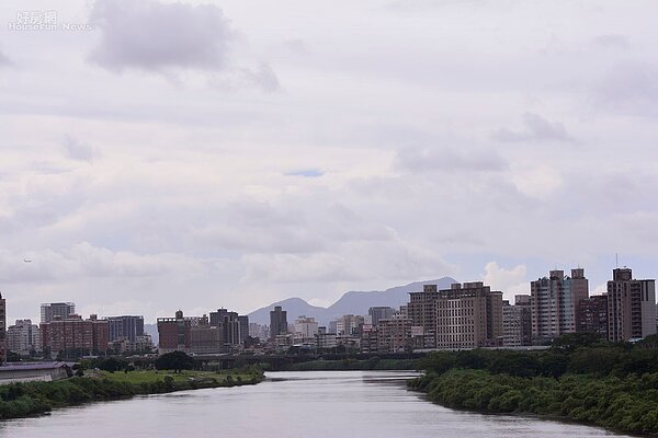 尼伯特即將入台,台北天空烏雲密布,降雨量似乎蓄勢待發。(好房網News記者 陳韋帆/攝影)