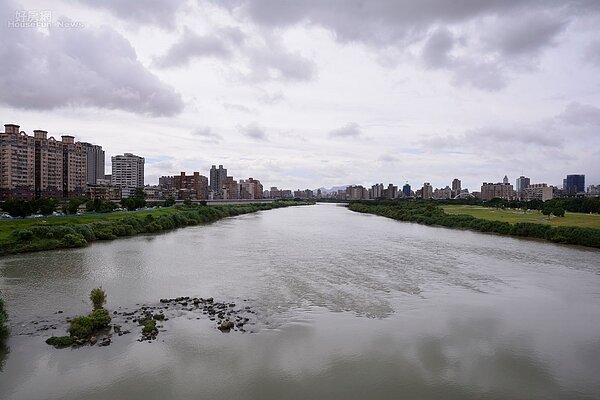 尼伯特即將入台，台北天空烏雲密布，降雨量似乎蓄勢待發。（好房網News記者 陳韋帆／攝影）