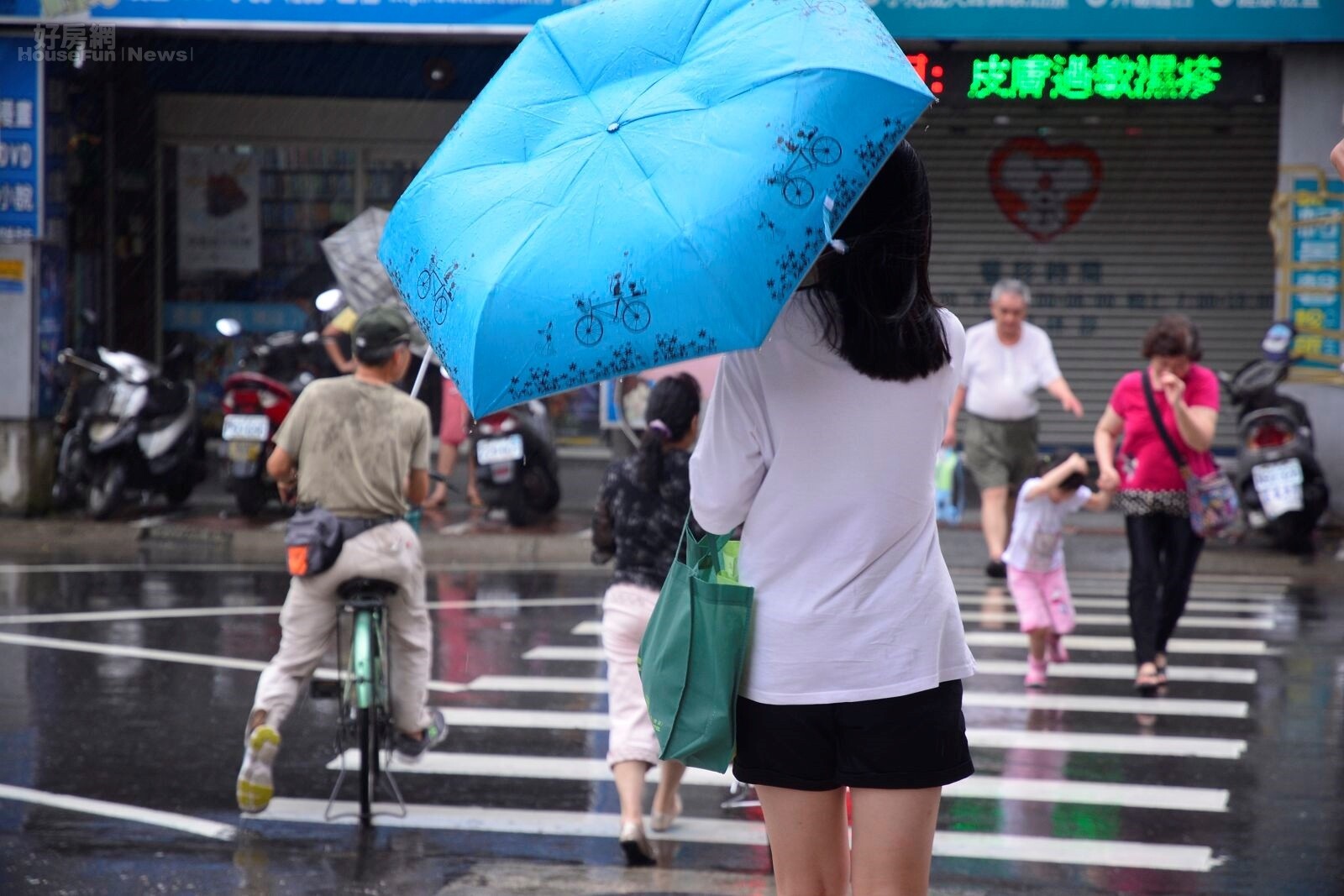 許多人下雨天喜歡穿拖鞋或涼鞋出門。（好房網News記者 陳韋帆／攝影）