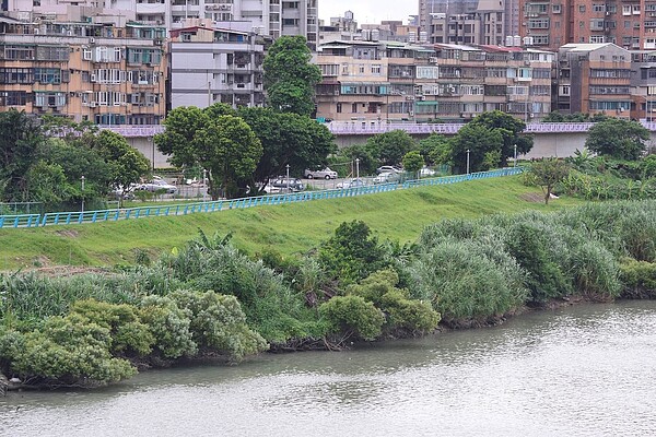 尼伯特即將入台，多數汽車已撤離河岸。（好房網News記者 陳韋帆／攝影）