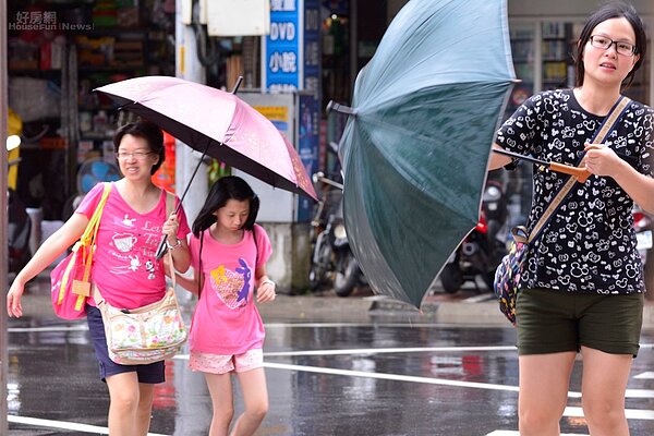 尼伯特已開始影響台灣造成各地區陣雨。(好房網News記者 陳韋帆/攝影)