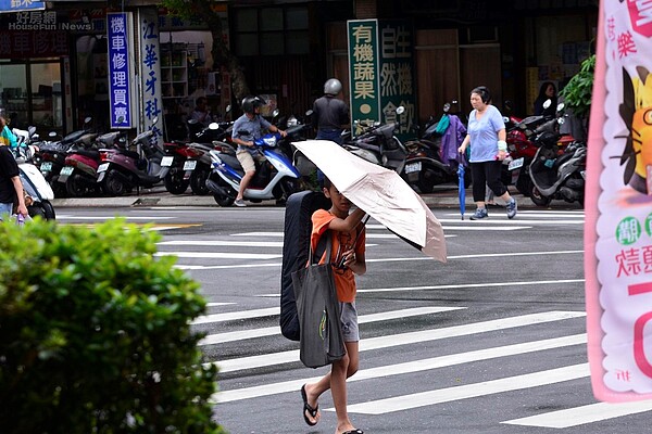 尼伯特已開始影響台灣造成各地區陣雨。（好房網News記者 陳韋帆／攝影）