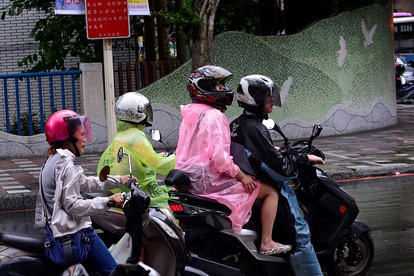 尼伯特已開始影響台灣造成各地區陣雨。（好房網News記者 陳韋帆／攝影）