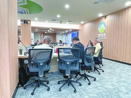 
台北港目前每年最高收容420萬立方公尺營建剩餘土石方，因只能協助收容到今年10月底，擬提高每年收容上限至500萬立方公尺，並取消車輛進場限制，15日送入環境部環評初審。（蔡佩珈攝）
