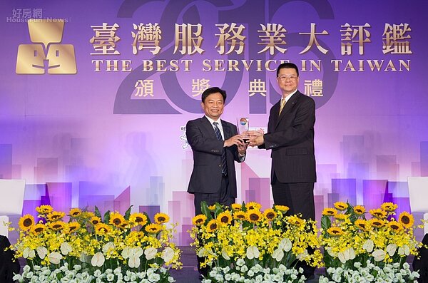 圖說:永慶房產集團業務總經理葉凌棋(圖右),從行政院副院長林錫耀手中,領取2016台灣服務業評鑑第一名的獎座.jpg