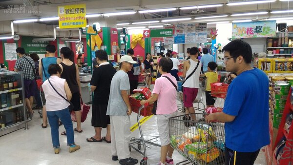 尼伯特颱風即將登台，民眾紛紛到超市採購補給品。（好房網News記者 陳韋帆／攝影）