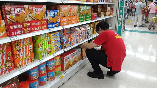 尼伯特颱風即將登台,民眾紛紛到超市採購補給品,店員忙於補貨。(好房網News記者 陳韋帆/攝影)