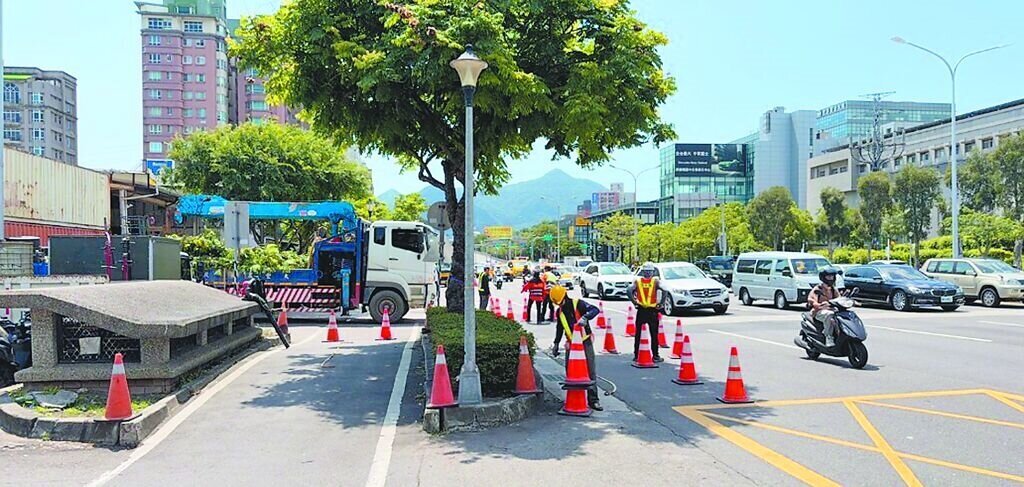新北市政府委外廠商進入台北市大度路施作淡北道路工程路樹移植，但未落實施工通報及交通引導，造成行人、機車爭道。圖／台北市議員黃瀞瑩研究室提供